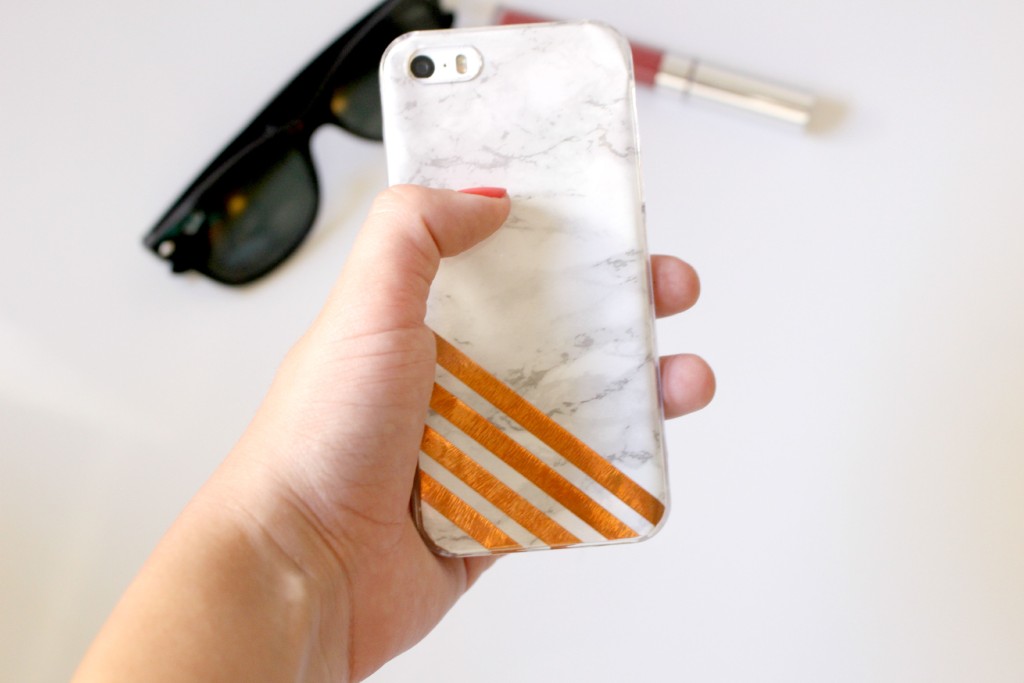 DIY Marble Crafts | DIY Copper & Marble Phone Case by Twinspiration at http://twinspiration.co/diy-copper-marble-phone-case/