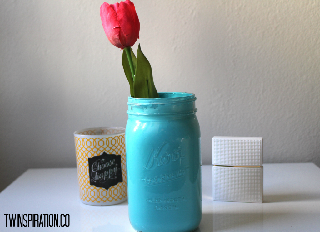 DIY Colored Mason Jar Vase by Twinspiration at https://twinspiration.co/mason-jar-vase/ ‎