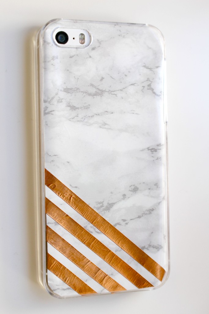DIY Marble Crafts | DIY Copper & Marble Phone Case by Twinspiration at https://twinspiration.co/diy-copper-marble-phone-case/