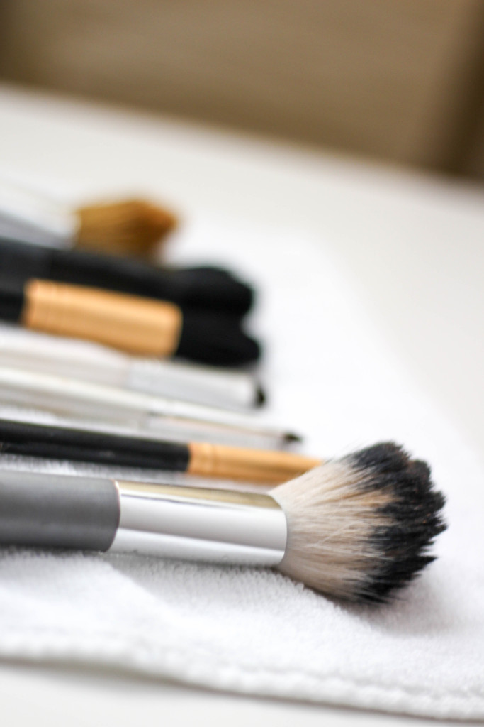 How to Clean Your Makeup Brushes | Easy Makeup Brush Cleaning Technique by Twinspiration at https://twinspiration.co/how-to-clean-your-makeup-brushes/