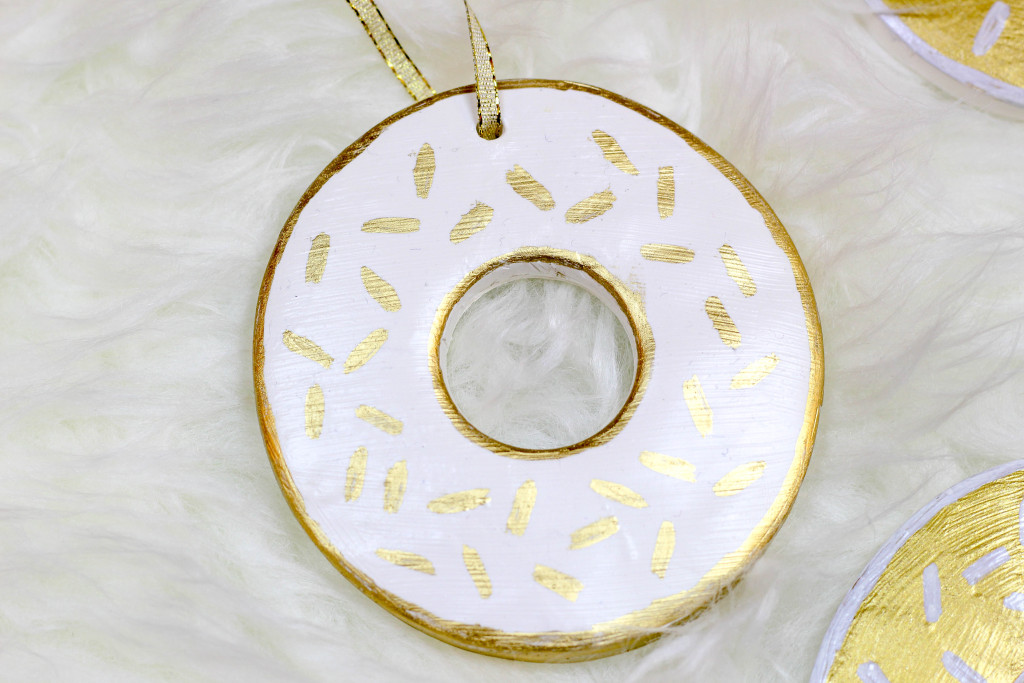 DIY Gilded Donut Ornaments by Twinspiration
