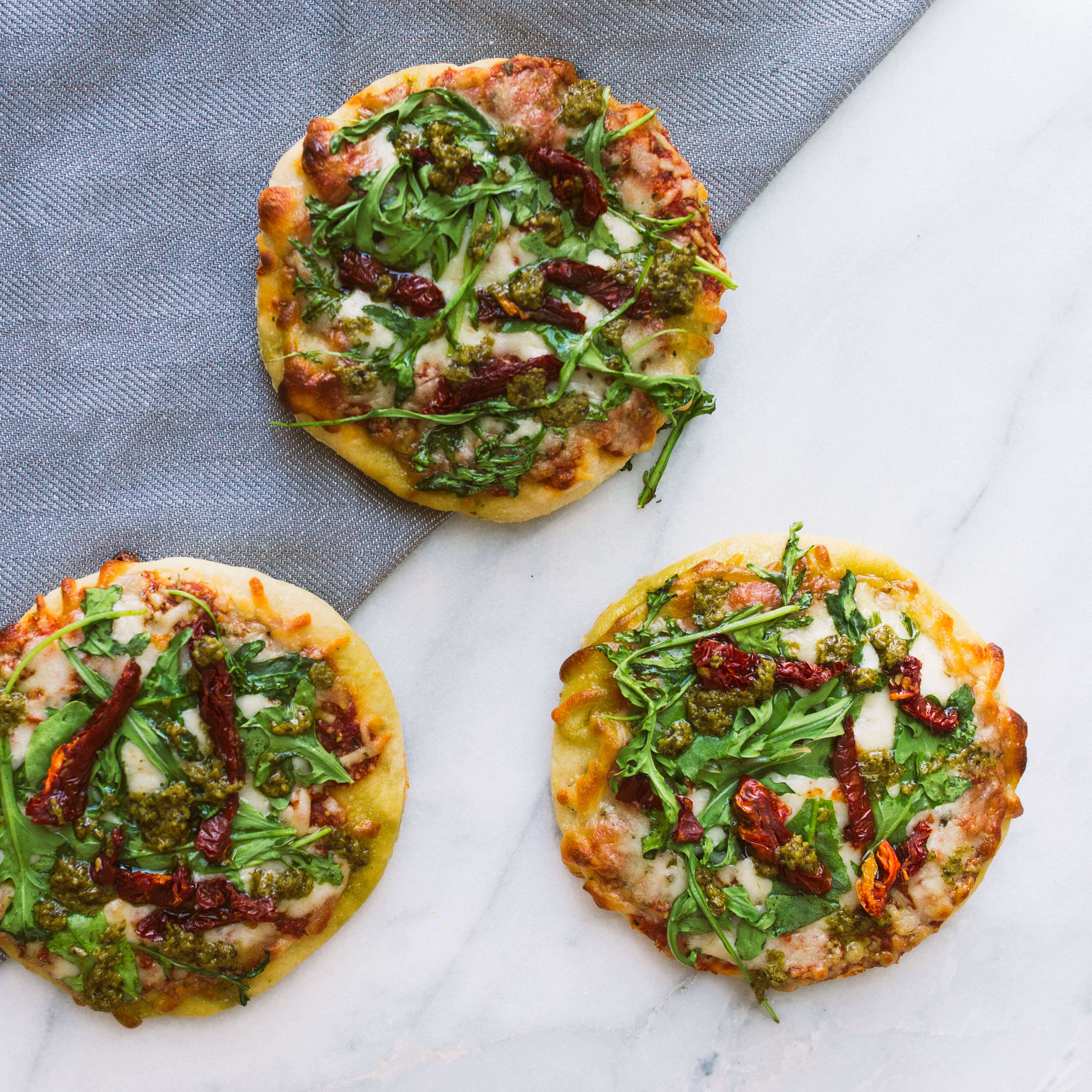 Easy Arugula Tomato Pizza Appetizer | Twinspiration