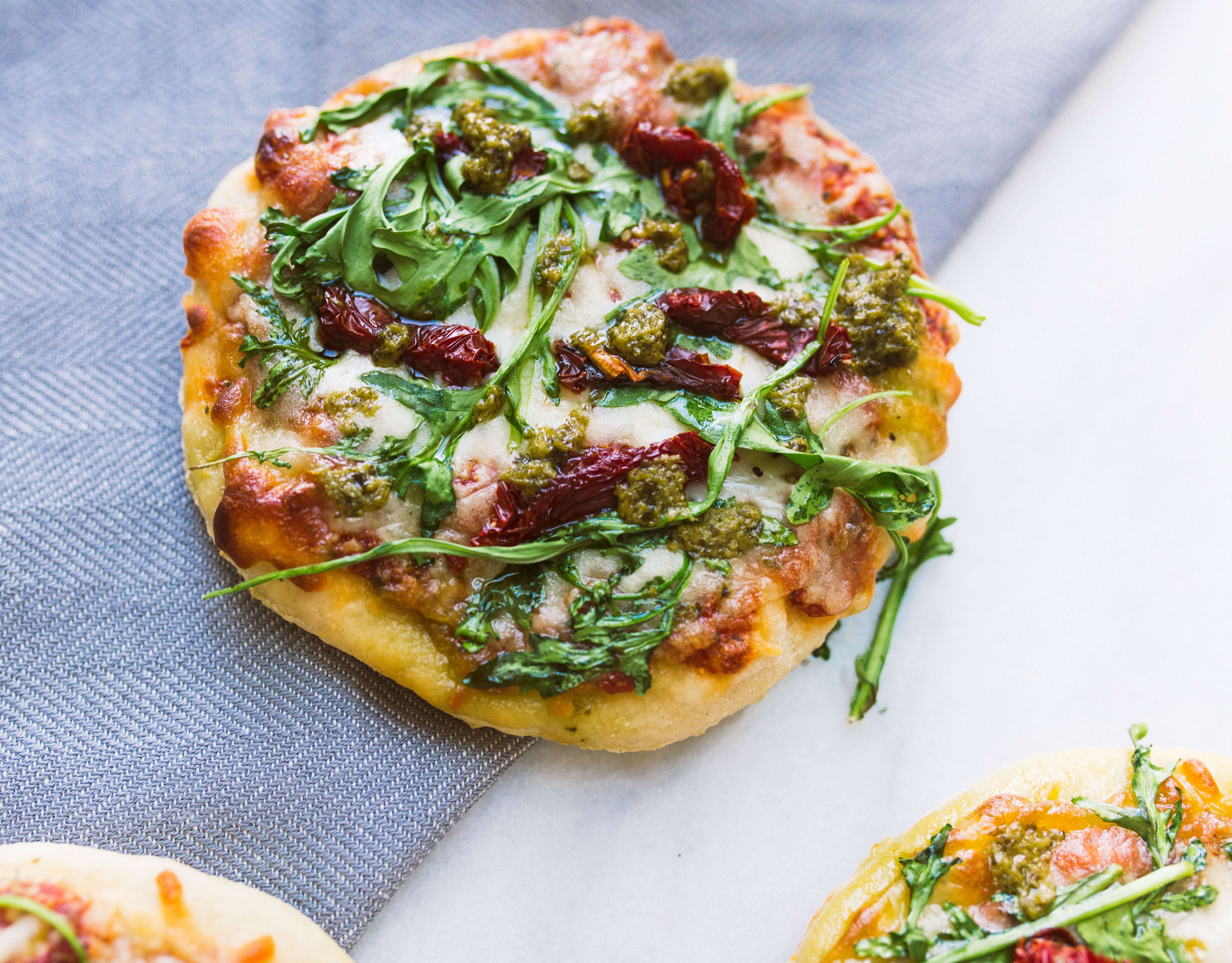 Easy Arugula Tomato Pizza Appetizer | Twinspiration