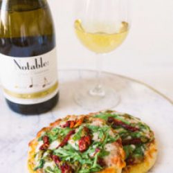 Easy Arugula Tomato Pizza Appetizer | Twinspiration